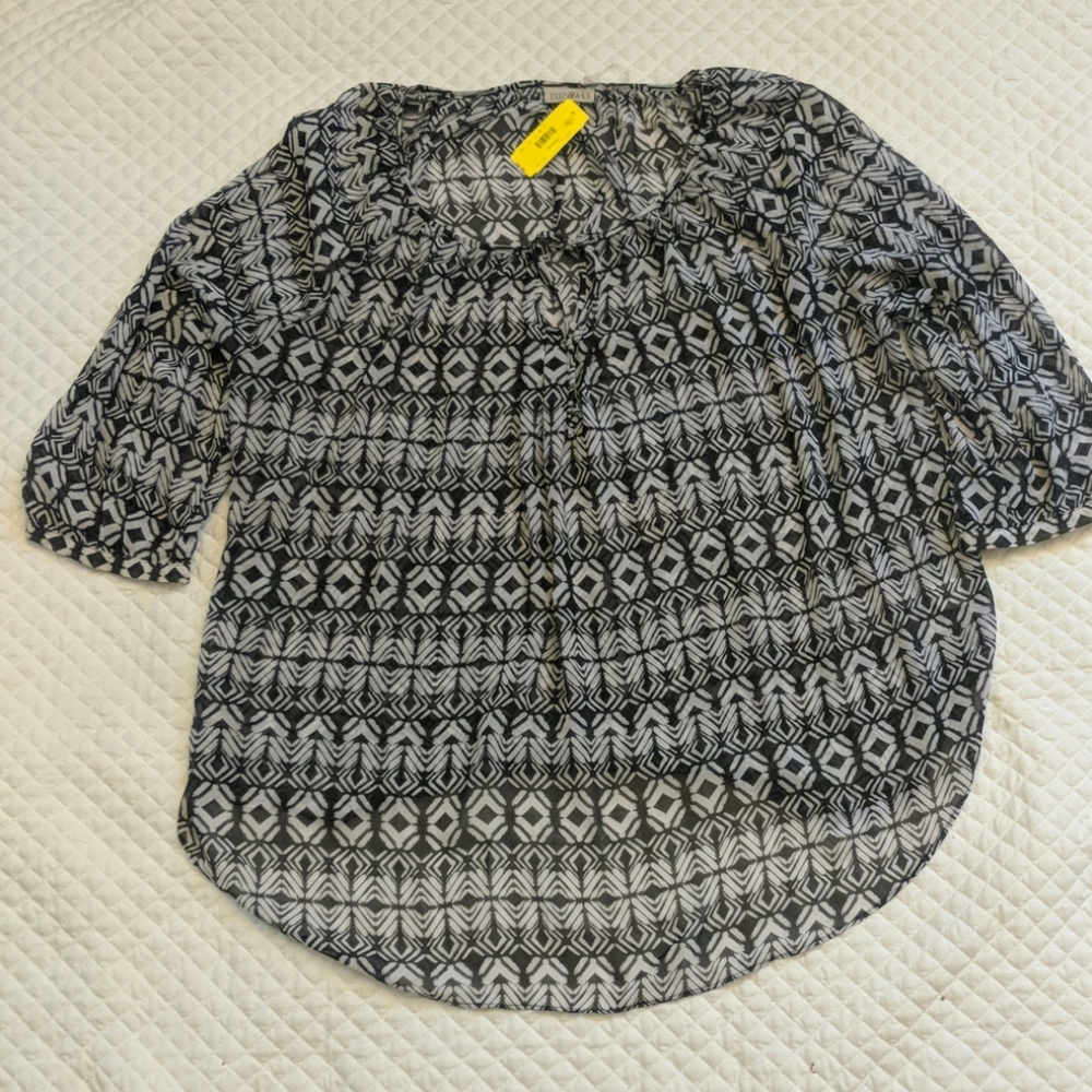 Roz& Ali black and white geometric blouse